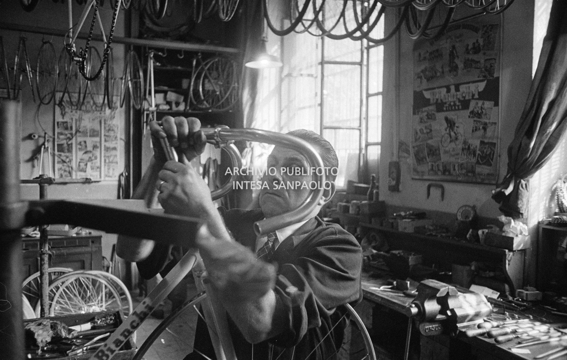 Il meccanico Giuseppe De Grandi, detto Pinella, prepara la bicicletta di Roger Rivière in vista del record dell'ora che il ciclista francese si sarebbe aggiudicato di lì a tre giorni