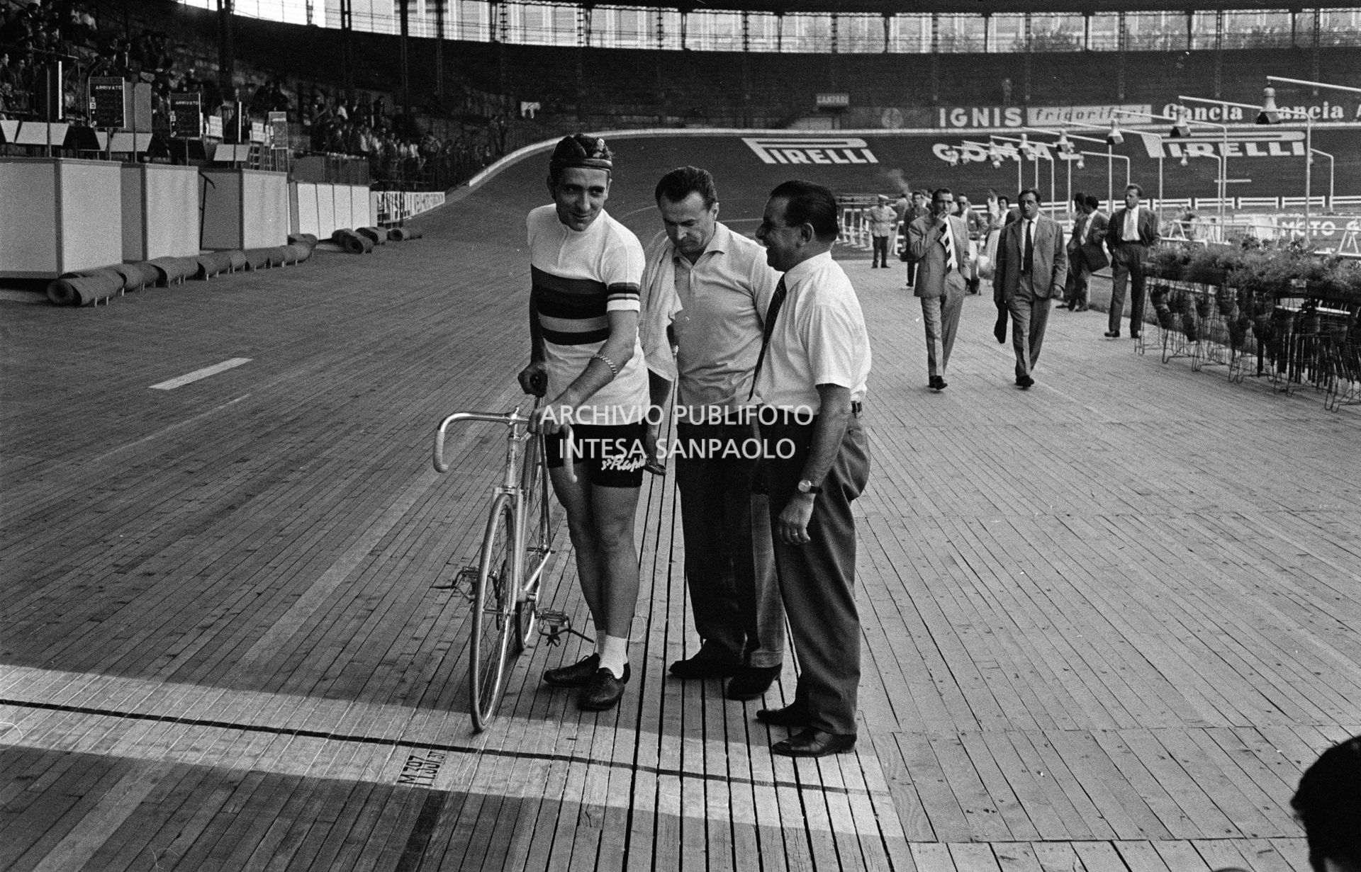 Roger Rivière al velodromo Vigorelli di Milano per le prove in vista del record dell'ora che correrà da lì a tre giorni, in compagnia del suo meccanico di fiducia, Giuseppe De Grandi, detto Pinella, che gli ha preparato la bicicletta