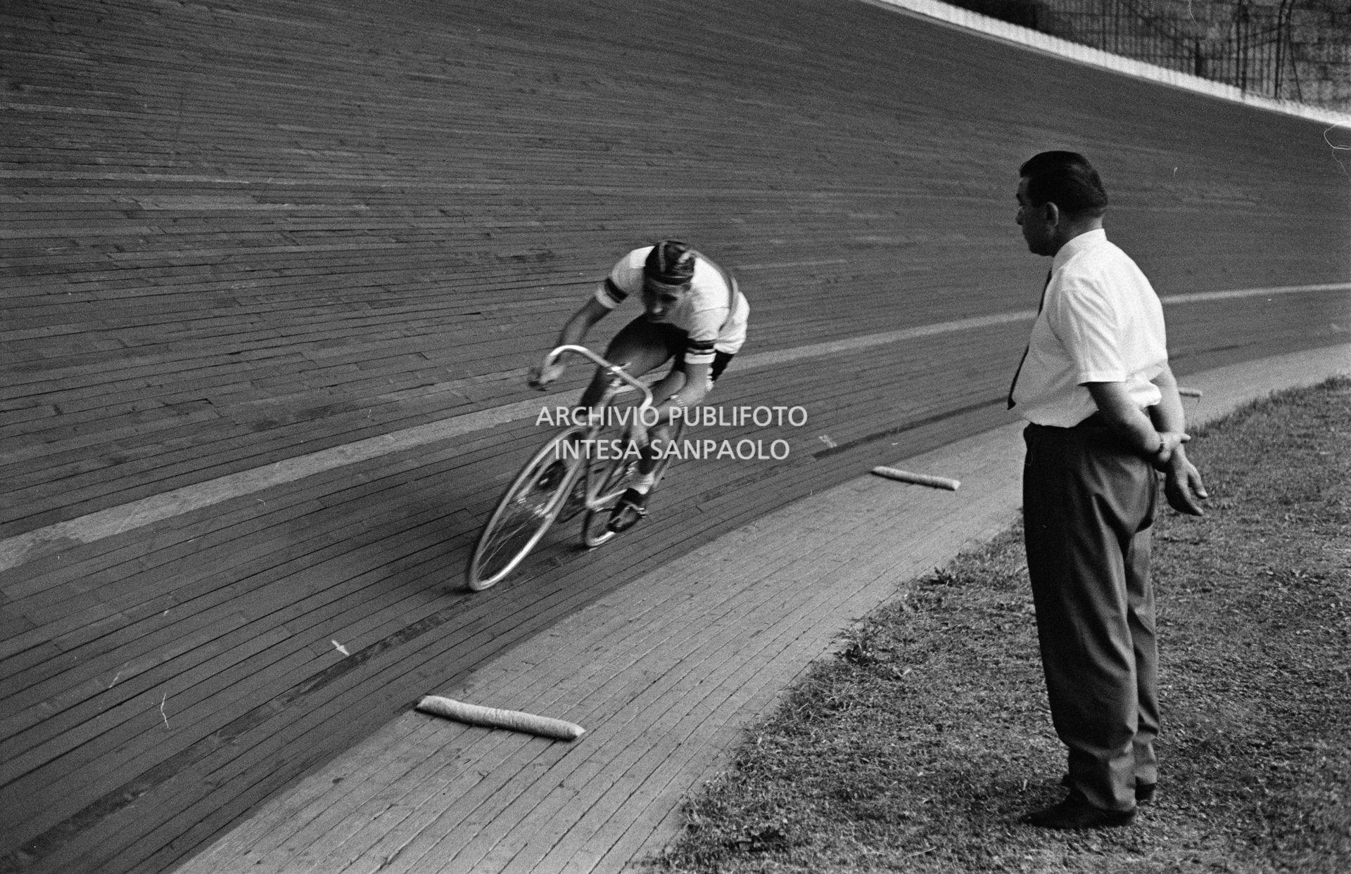 Roger Rivière al velodromo Vigorelli di Milano prova la bicicletta, che gli ha preparato il suo meccanico di fiducia, Giuseppe De Grandi, detto Pinella, in vista del record dell'ora che correrà da lì a tre giorni