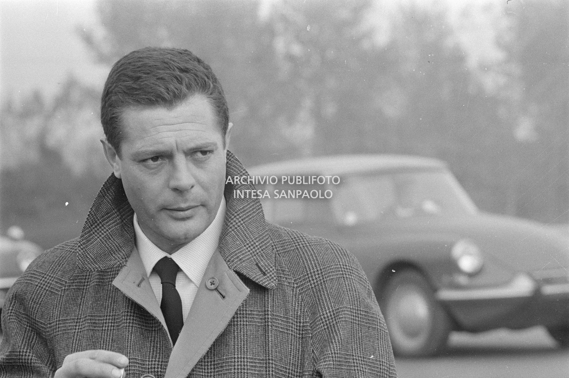 Marcello Mastroianni sul set del secondo episodio, ambientato a Milano, del film "Ieri, oggi, domani" del regista Vittorio De Sica