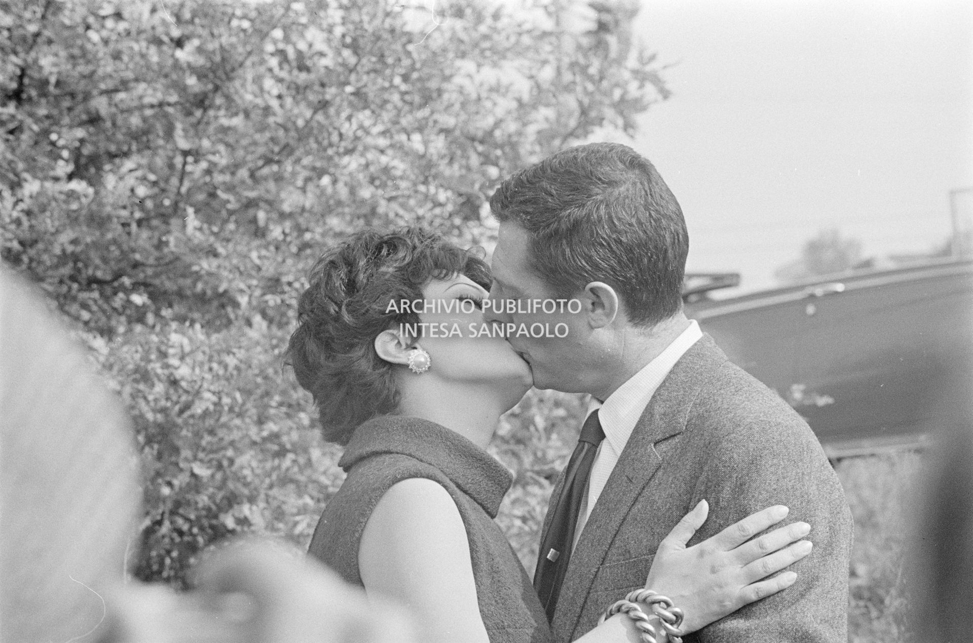 Sophia Loren e Marcello Mastrioianni si baciano sul set del secondo episodio, ambientato a Milano, del film "Ieri, oggi, domani" del regista Vittorio De Sica