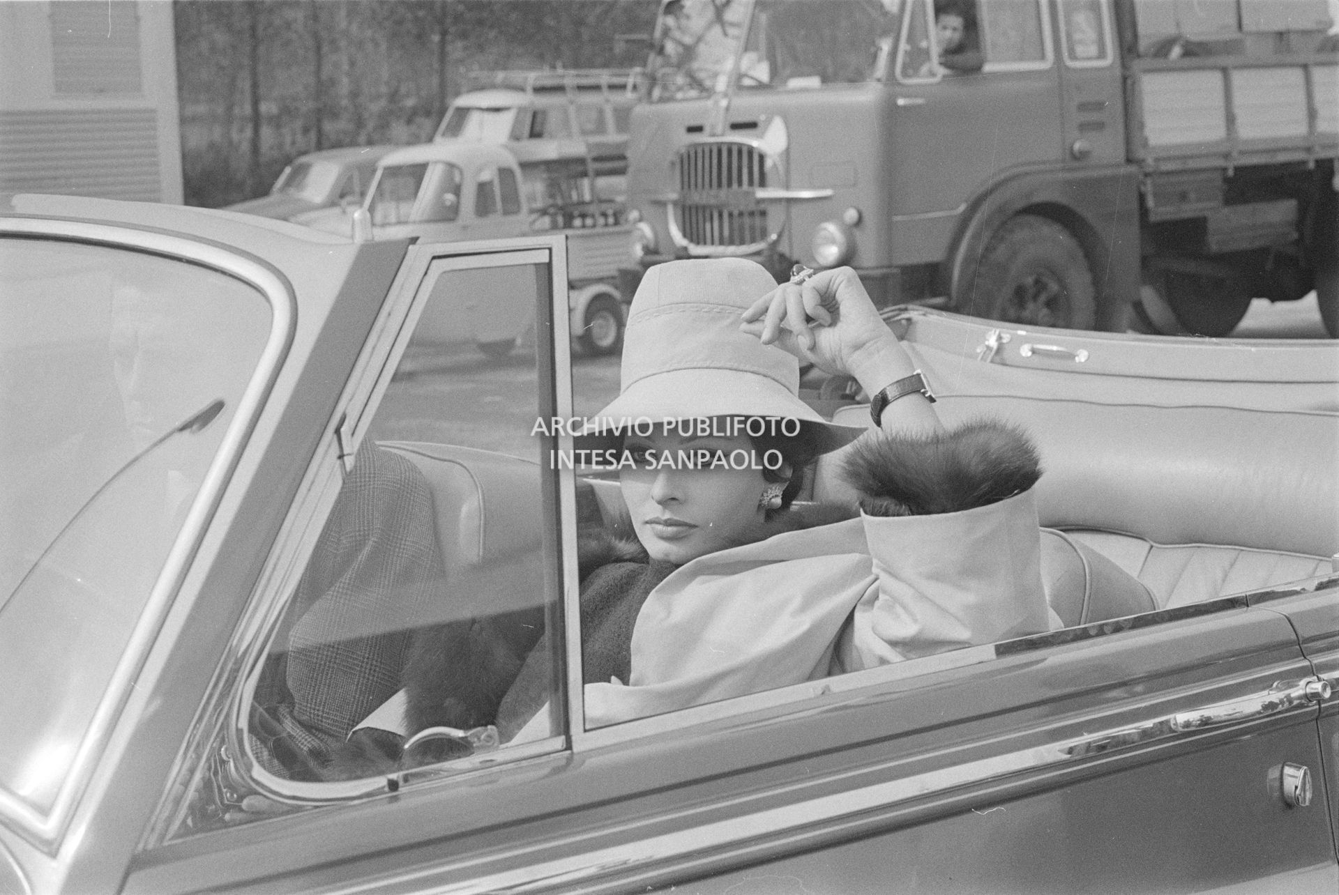 Sophia Loren e Marcello Mastroianni, a bordo di una Rolls-Royce,sul set del secondo episodio, ambientato a Milano, del film "Ieri, oggi, domani" del regista Vittorio De Sica