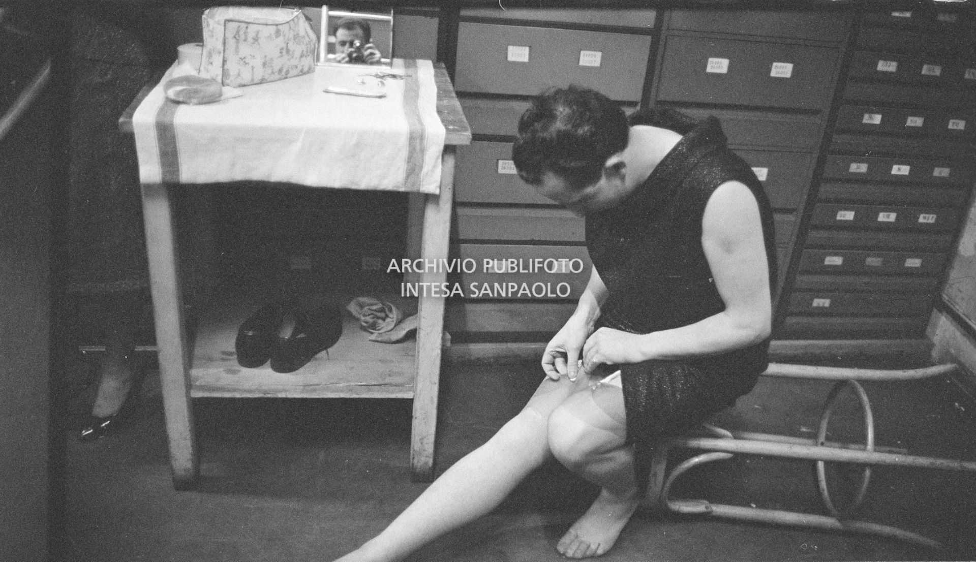 Il fotografo dell'agenzia Publifoto, Danilo Pajola, si traveste da donna per provare a entrare alla prima del film "Jovanka e le altre" il cui ingresso è riservato alle sole donne