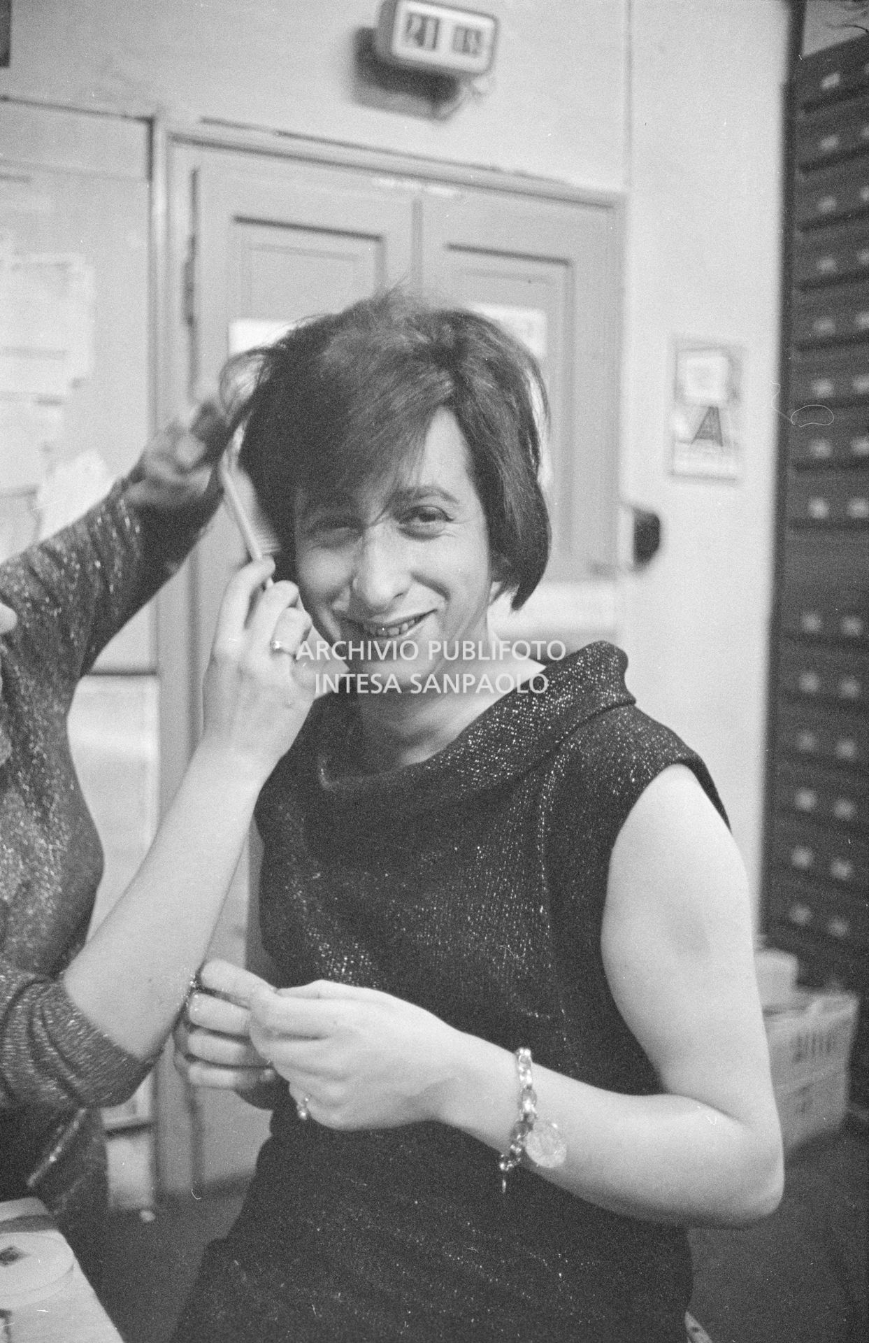 Il fotografo dell'agenzia Publifoto, Danilo Pajola, ultima il travestimento da donna con il quale proverà a entrare alla prima del film "Jovanka e le altre" il cui ingresso è riservato alle sole donne, aiutato da una collega