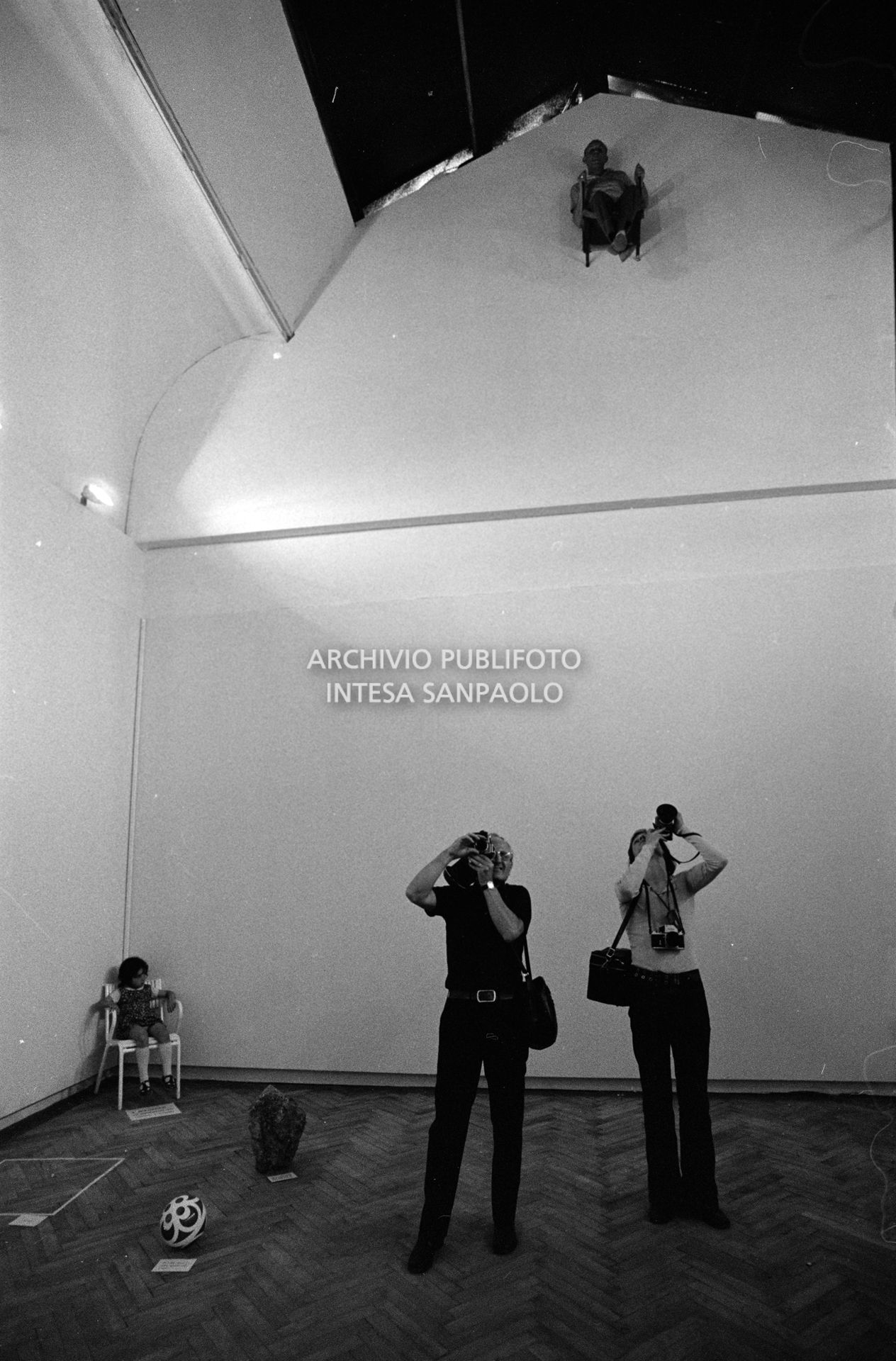 Due fotografi riprendono la composizione vivente di Gino De Dominicis installata alla XXXVI Biennale internazionale d'arte di Venezia