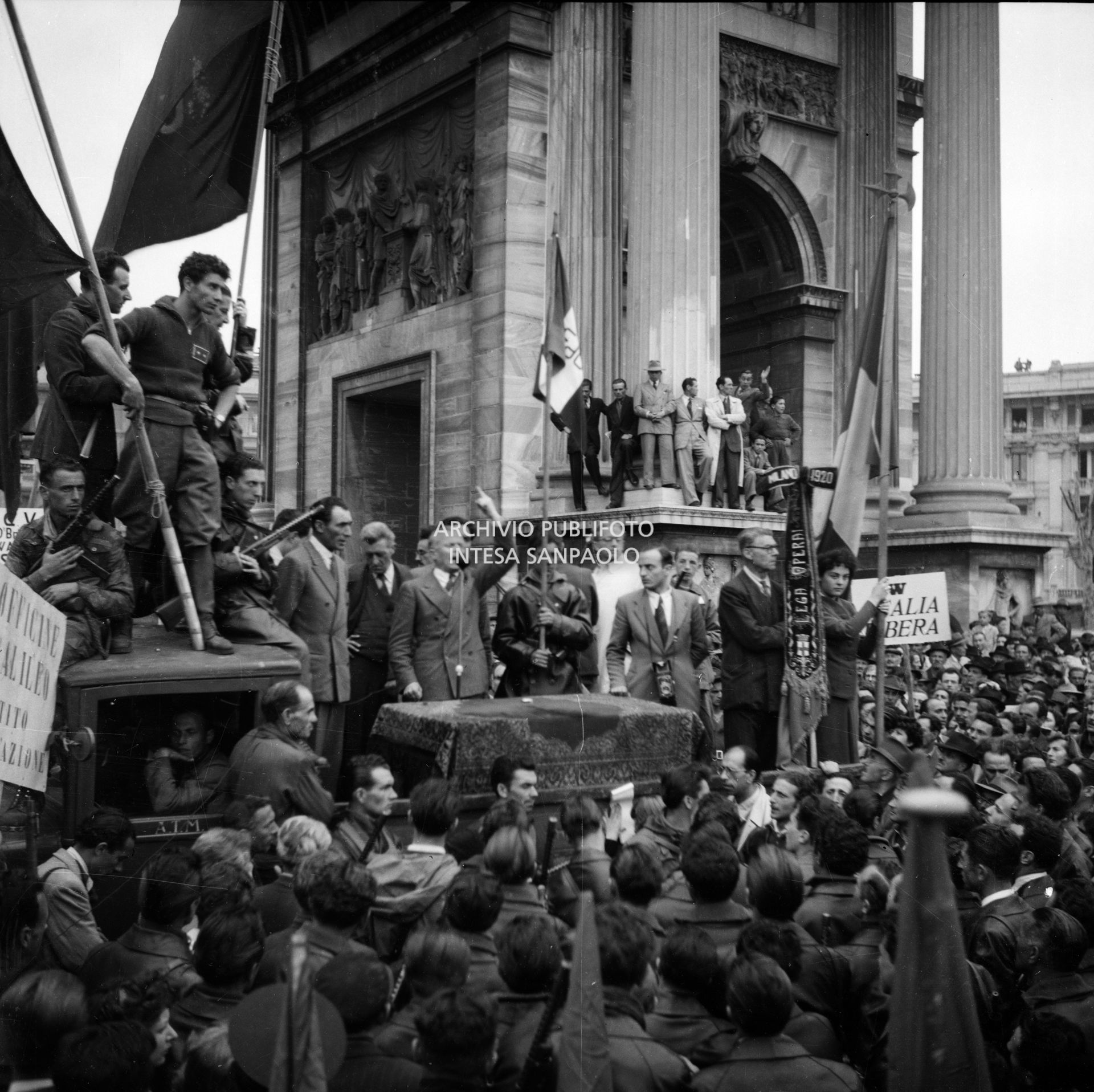 Comizio del socialista Sandro Pertini all'Arco della Pace nella Milano appena liberata