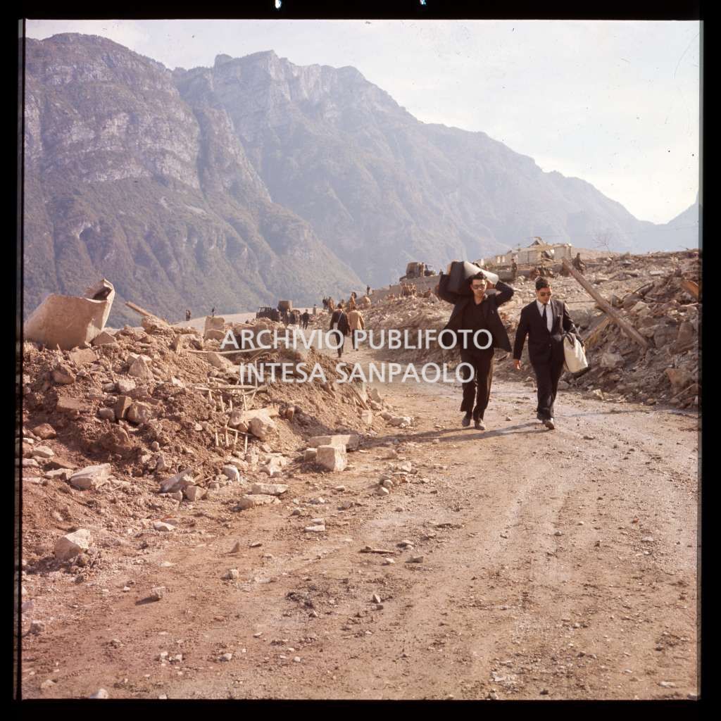 Disastro del Vajont: due uomini trasportano delle valigie