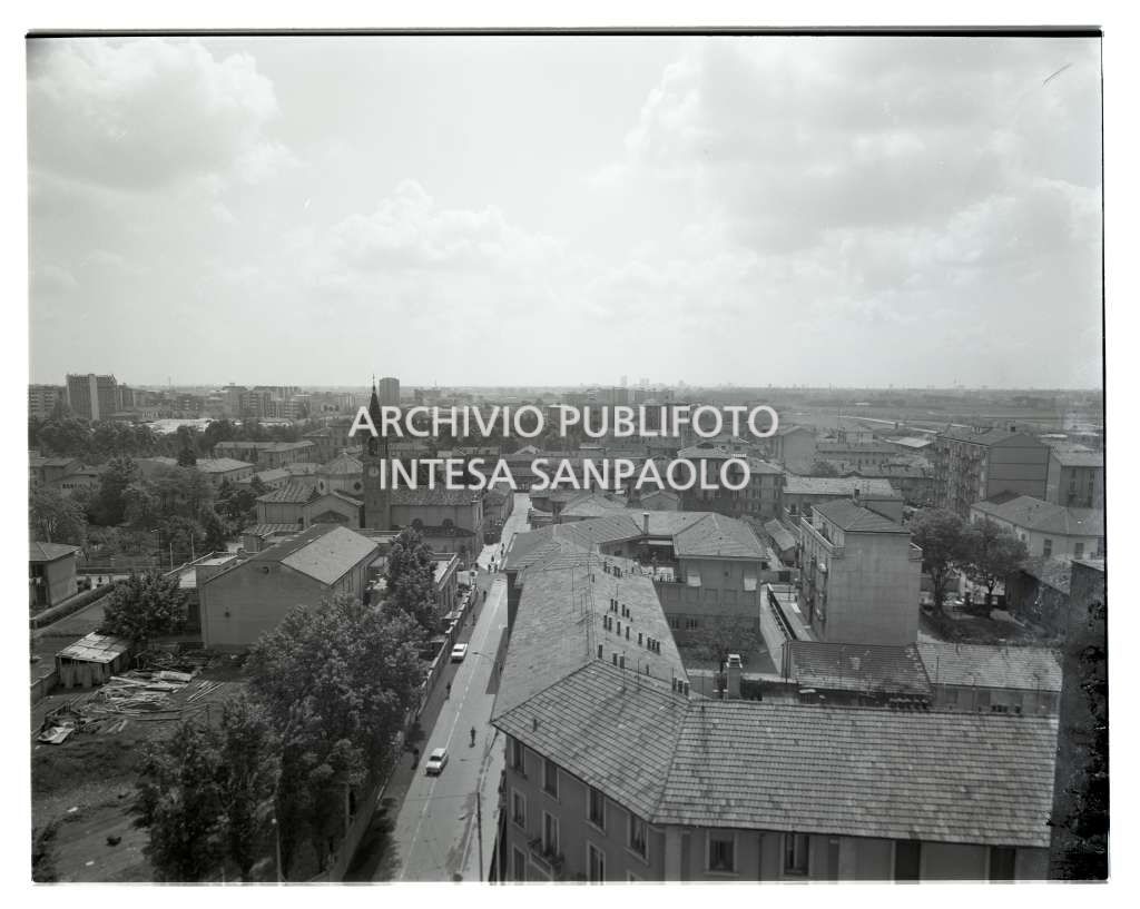 Ripresa dall'alto di Bresso verso via Roma e la chiesa di San Nazaro e Celso