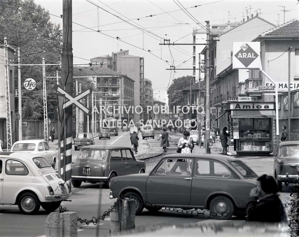 Bresso, traffico lungo via Vittorio Veneto [angolo via Patellani]