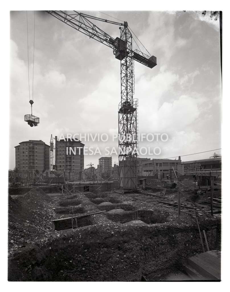 Bresso, cantiere con gru al lavoro