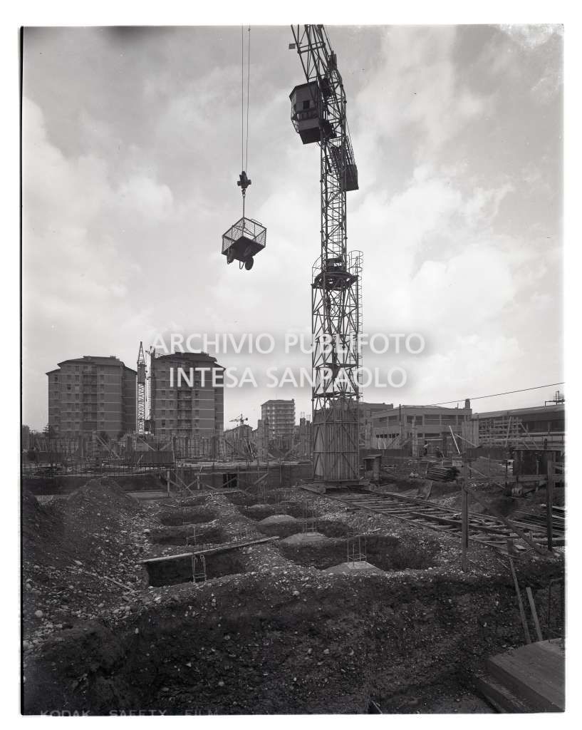 Bresso, cantiere con gru al lavoro