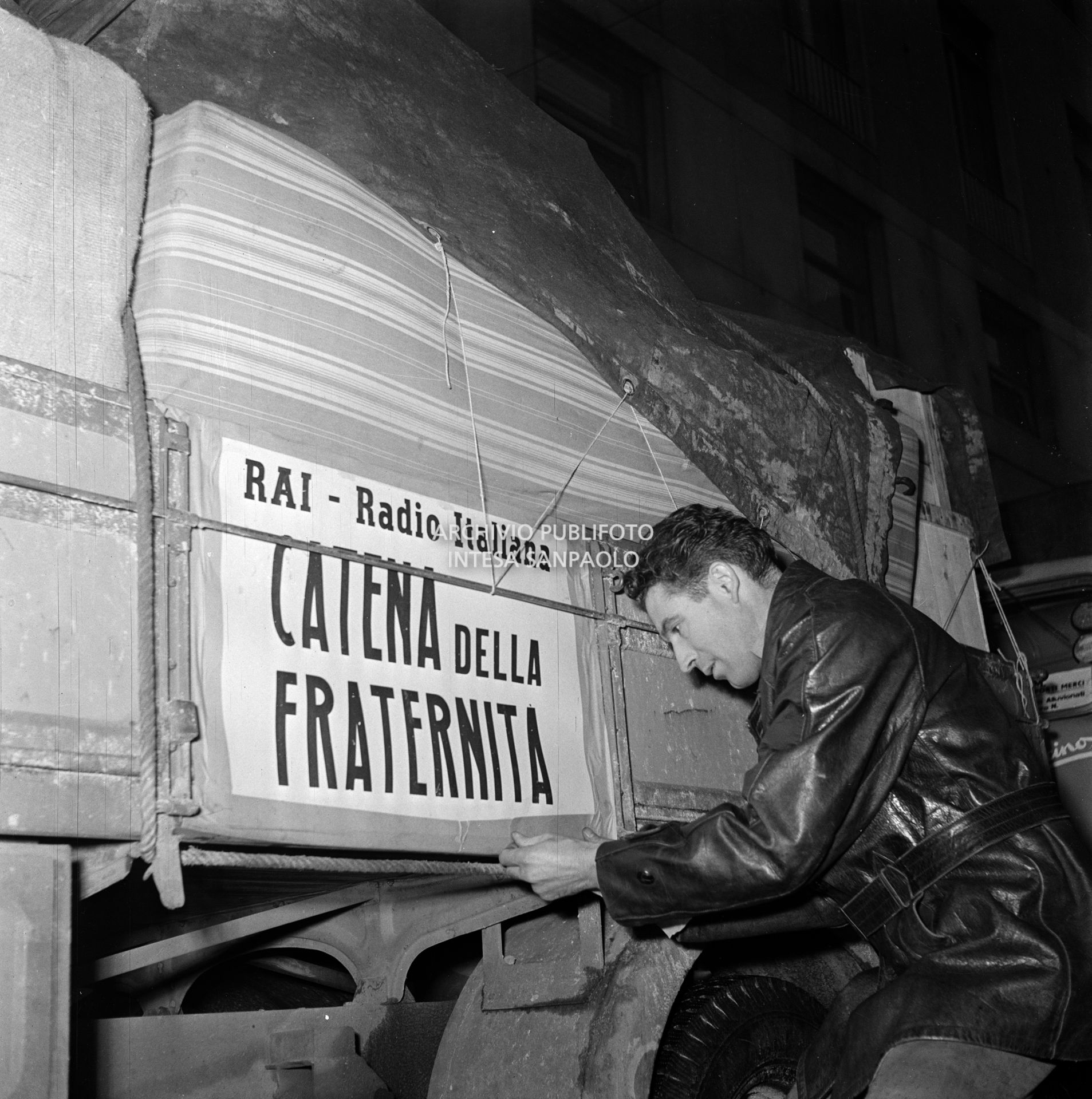 Ultimi preparativi per la partenza della colonna della "Catena della Fraternità", trasmissione radiofonica della RAI, con la quale si promosse l'appello alla solidarietà agli alluvionati del Polesine