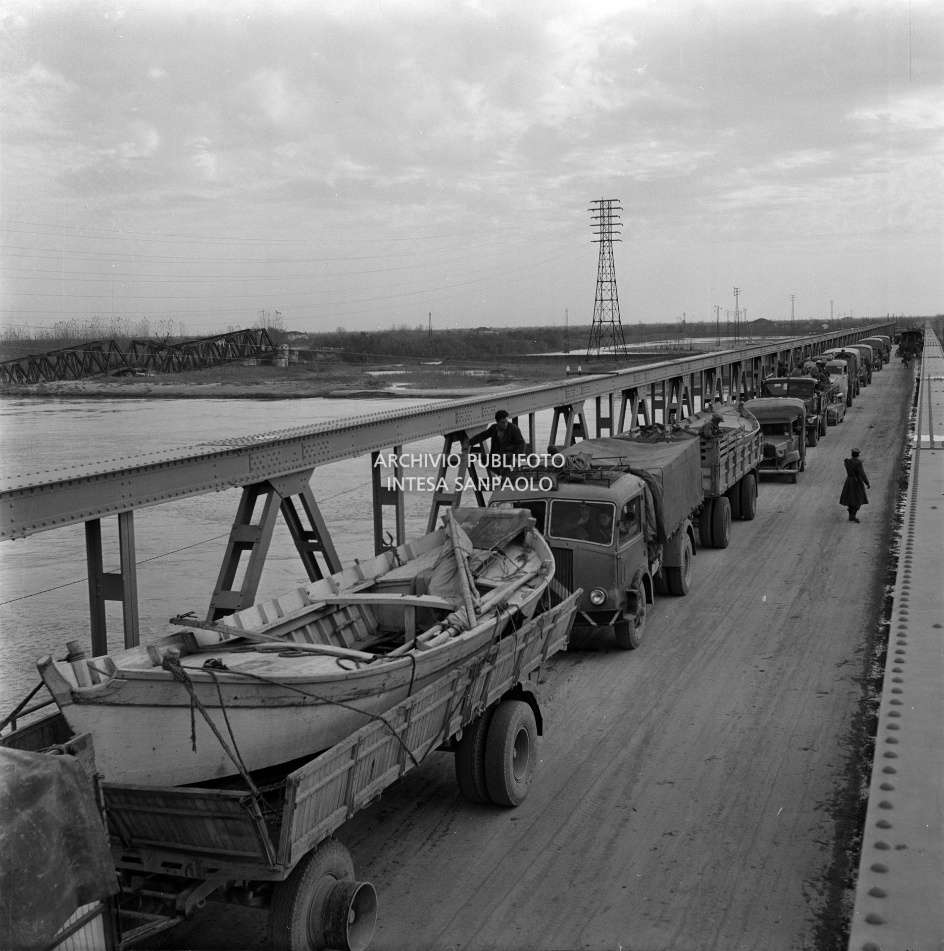 Colonna di mezzi di soccorso sul ponte sul Po, nei pressi di Corbola, durante l'alluvione del Polesine