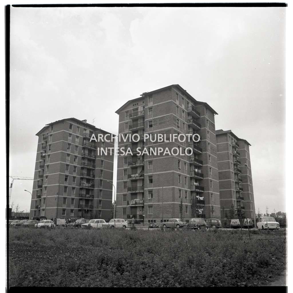 Bresso, edifici per appartamenti; sono visibili alcune auto parcheggiate in strada