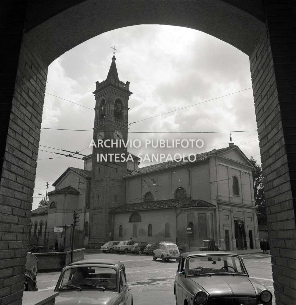 Bresso, la chiesa di San Nazaro e Celso, in via Roma, ripresa dall'entrata del Municipio