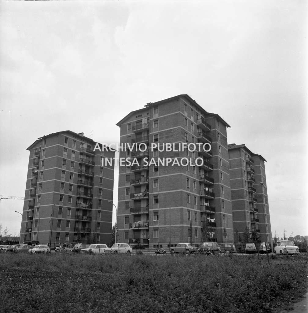 Bresso, edifici per appartamenti; sono visibili alcune auto parcheggiate in strada