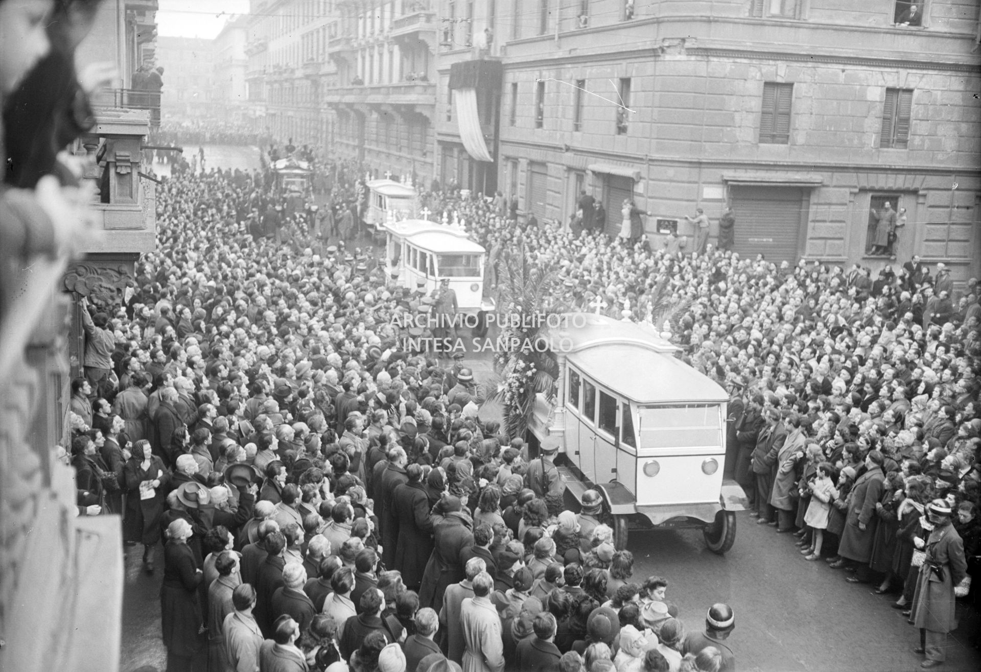 La folla assiste al passaggio dei quattro carri funebri, che trasportano le vittime del delitto di via San Gregorio, il giorno dei funerali