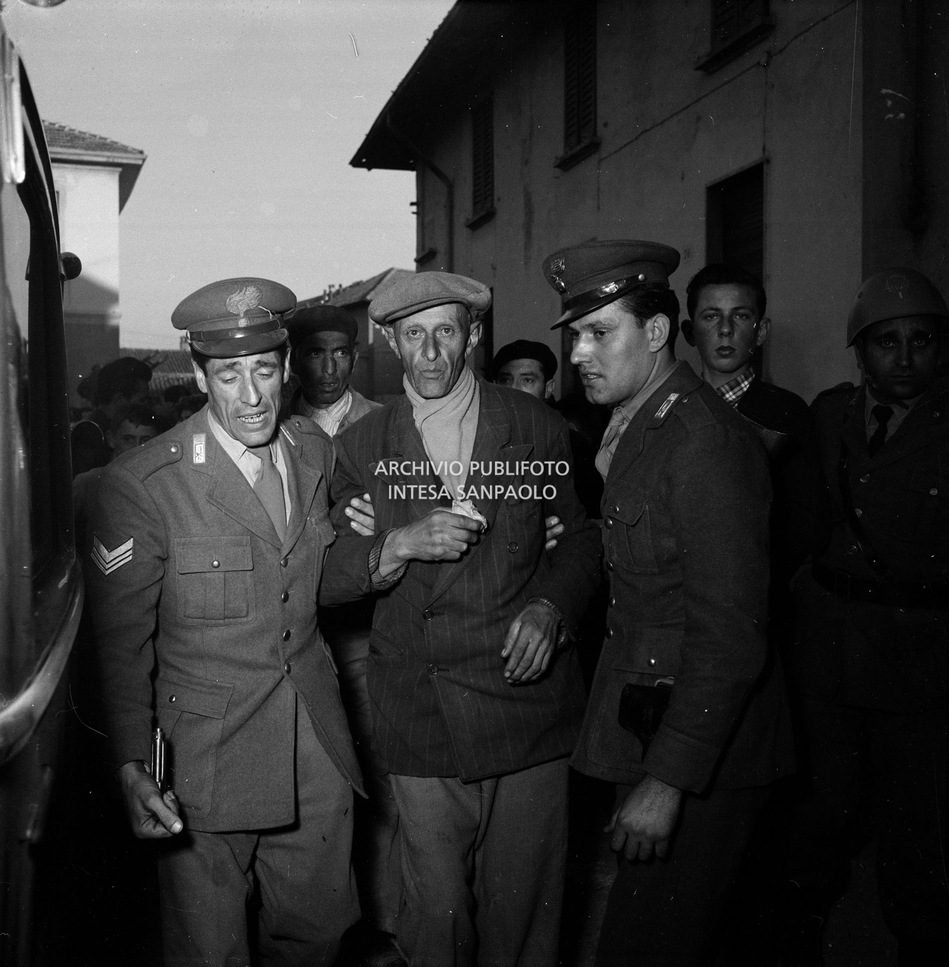 Il padre dei fratelli Santato viene condotto, dalle forze dell'ordine, davanti alla scuola elementare di Terrazzano, frazione di Rho in provincia di Milano, dove i figli tengono sotto sequestro gli alunni e le maestre, per convincere i figli alla resa