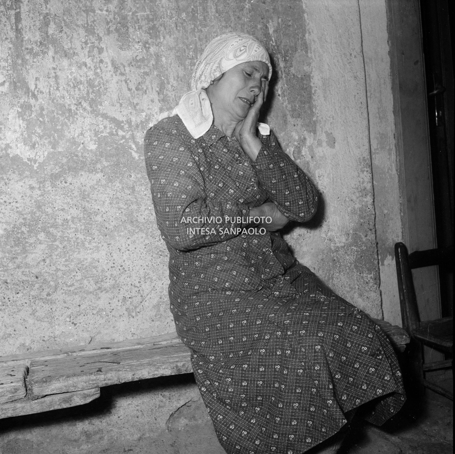 La disperazione di una donna durante le terribili ore del sequestro degli alunni e delle maestre della scuola elementare di Terrazzano, frazione di Rho in provincia di Milano, da parte dei fratelli Santato