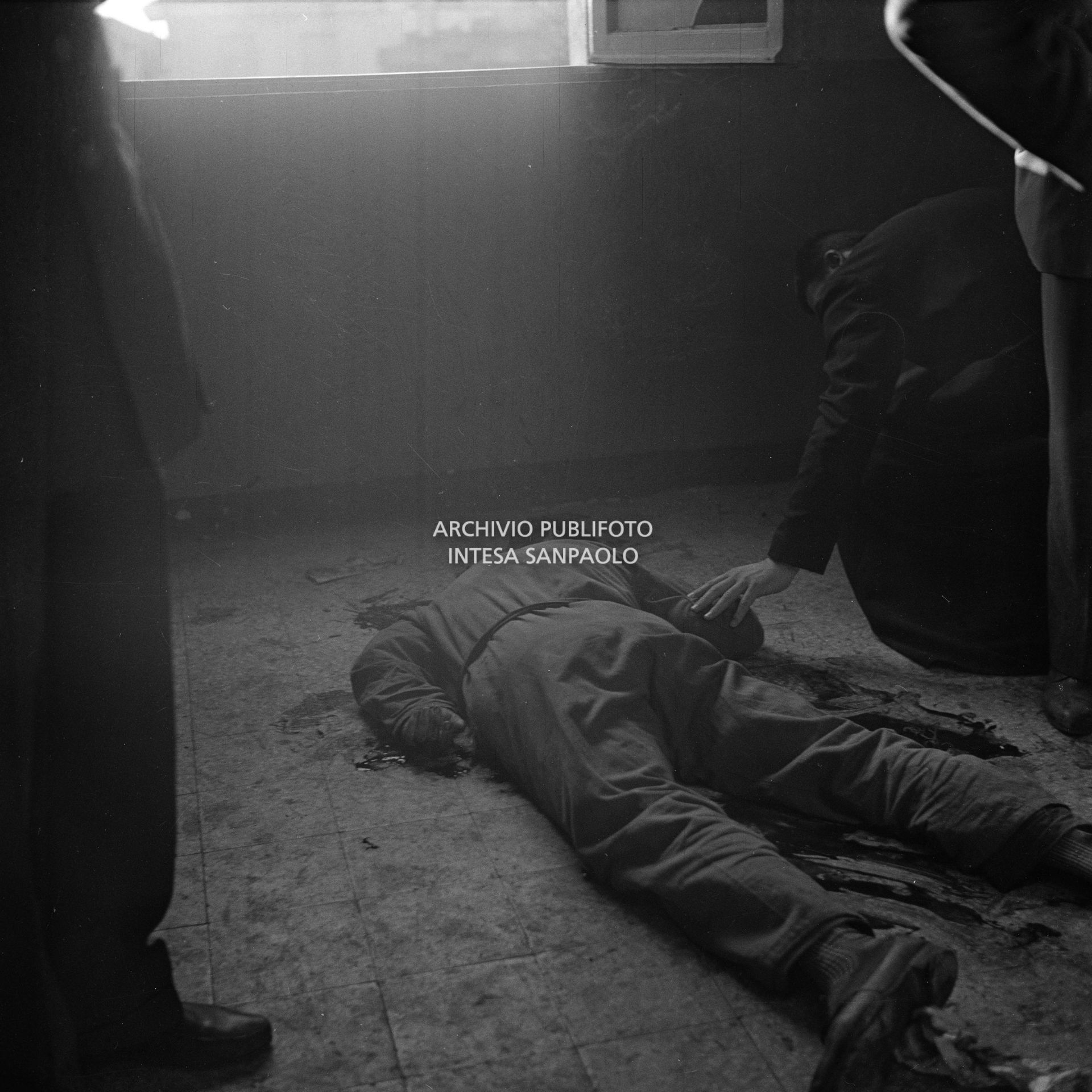 Il corpo senza vita di Sante Zennaro, ucciso dal "fuoco amico", all'interno della scuola elementare di Terrazzano, frazione di Rho in provincia di Milano, dove, con il suo intervento, ha permesso la liberazione degli alunni e delle maestre sequestrate dai fratelli Santato