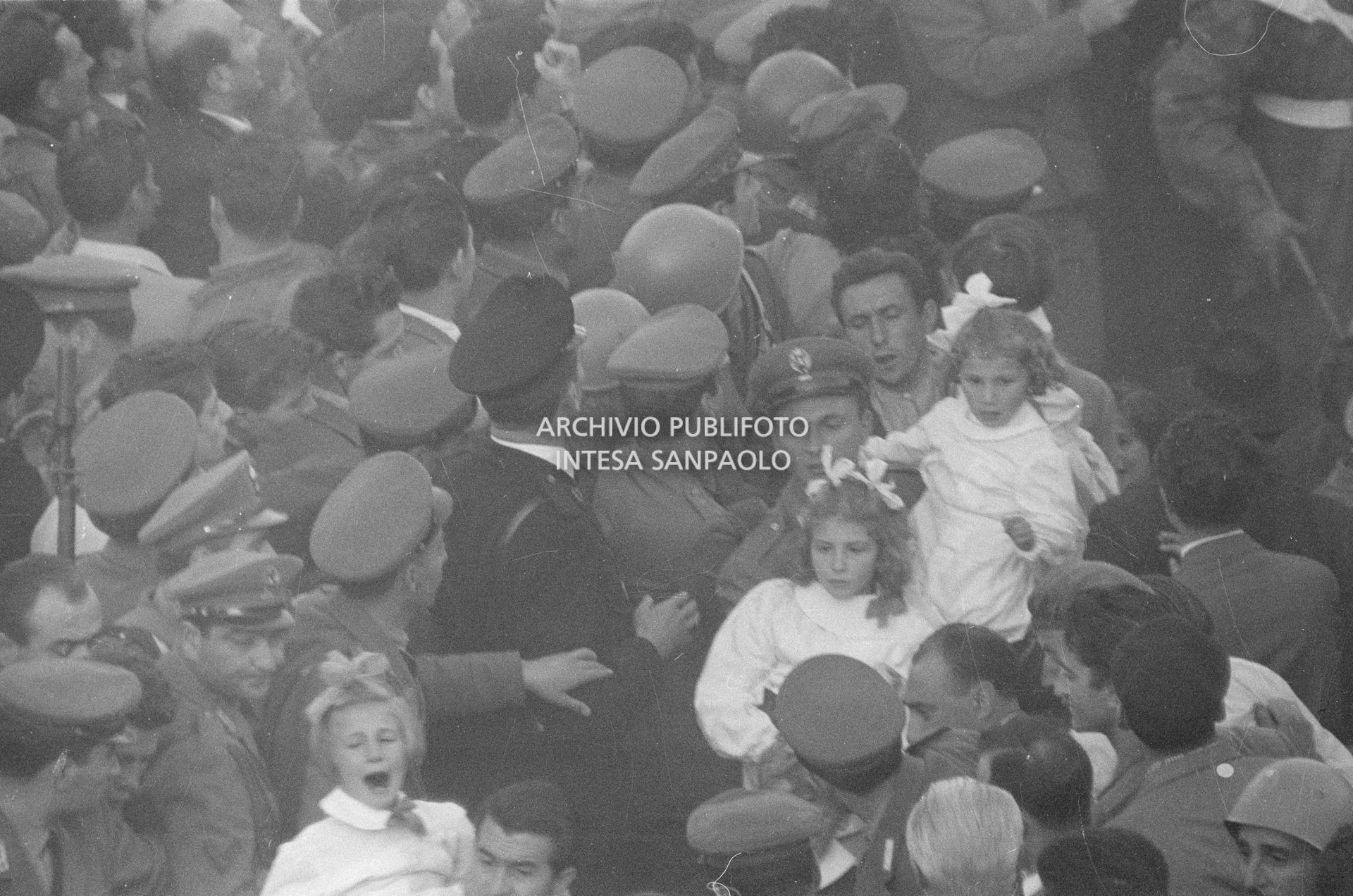 Sequestro di Terrazzano: bambine, in braccio ai carabinieri, portate in salvo tra la folla