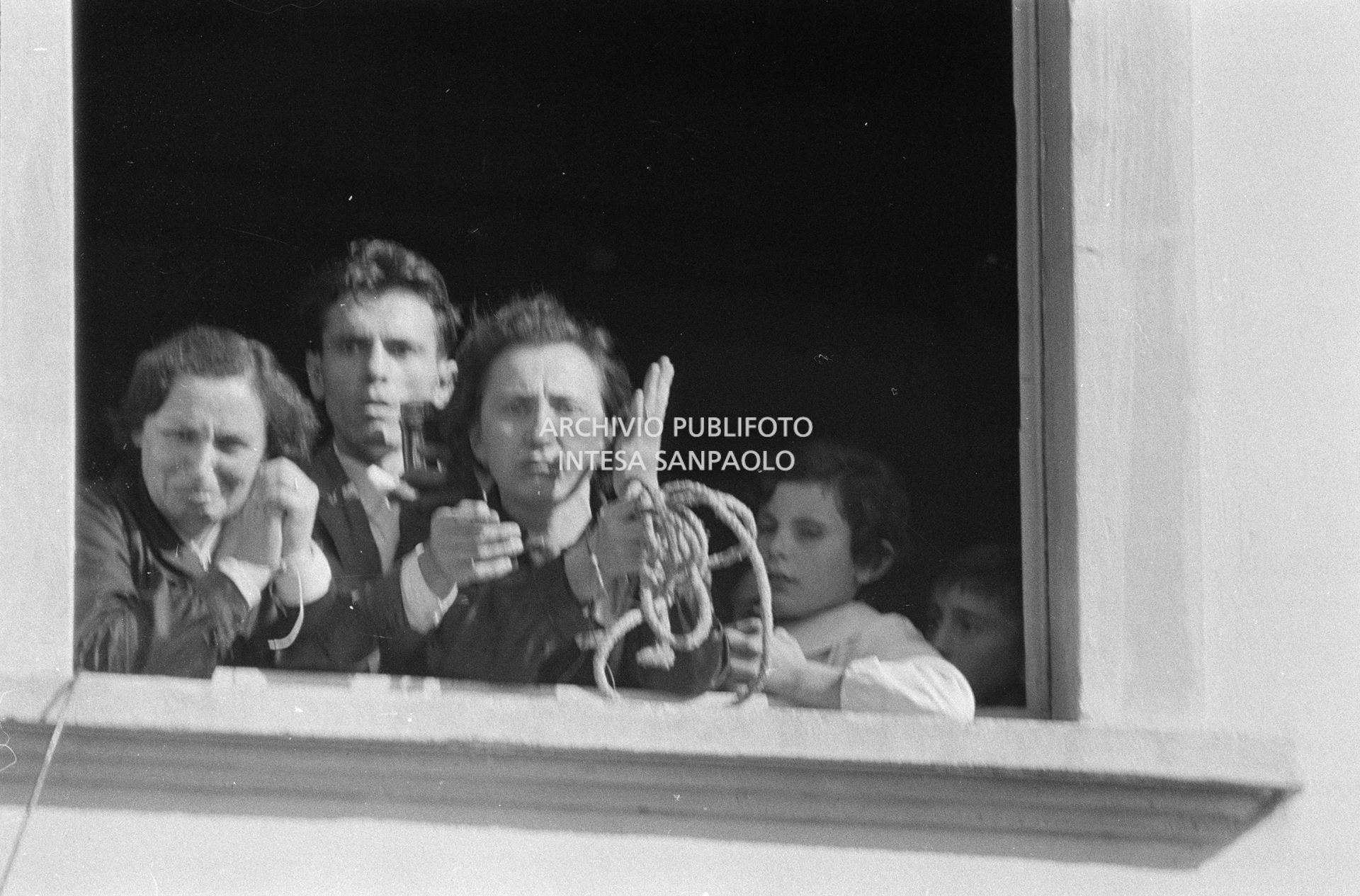 Due maestre della scuola elementare di Terrazzano, frazione di Rho in provincia di Milano, affacciate alla finestra a fianco a Arturo Santato, al microfono, che, con il fratello Egidio, le tiene in ostaggio con gli alunni e un'altra maestra