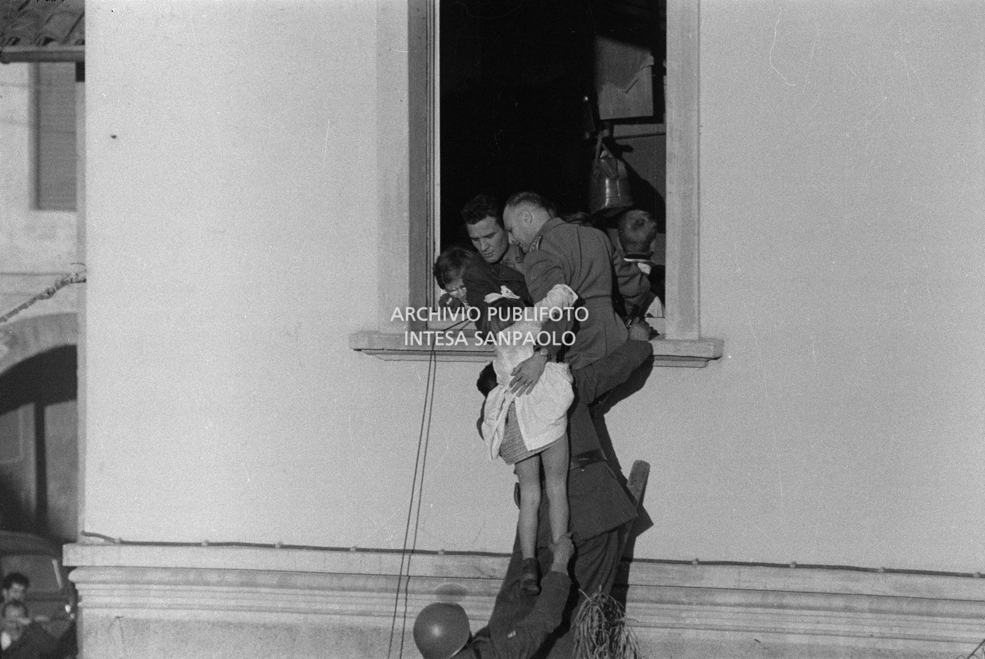 Operazioni di salvataggio dei bambini, della scuola elementare di Terrazzano, frazione di Rho in provincia di Milano, sequestrati dai due fratelli Santato