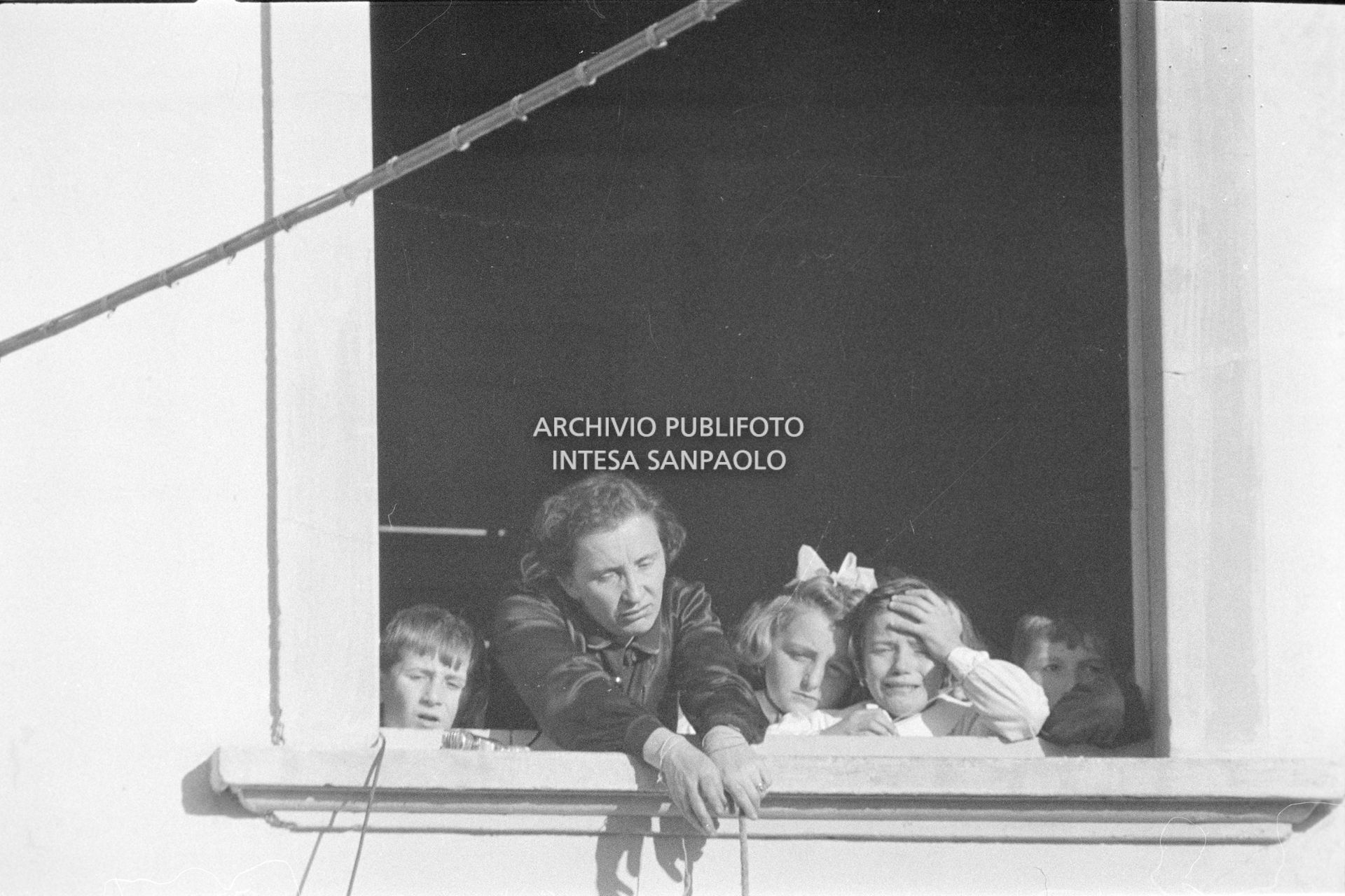 Una maestra della scuola elementare di Terrazzano, frazione di Rho in provincia di Milano, tenuta in ostaggio con altre due colleghe e gli alunni da i due fratelli Santato, affacciata alla finestra insieme a alcuni alunni