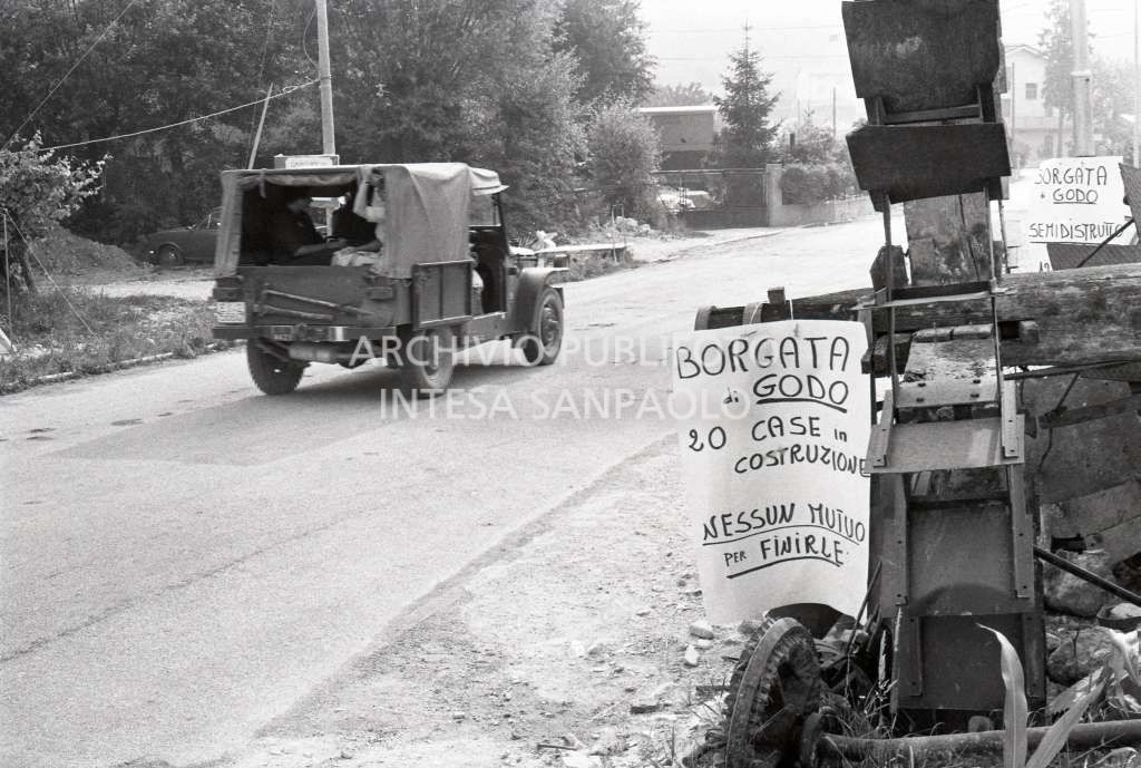 Una jeep dell'Esercito Italiano nei pressi della borgata di Godo, visibili alcuni cartelli di protesta