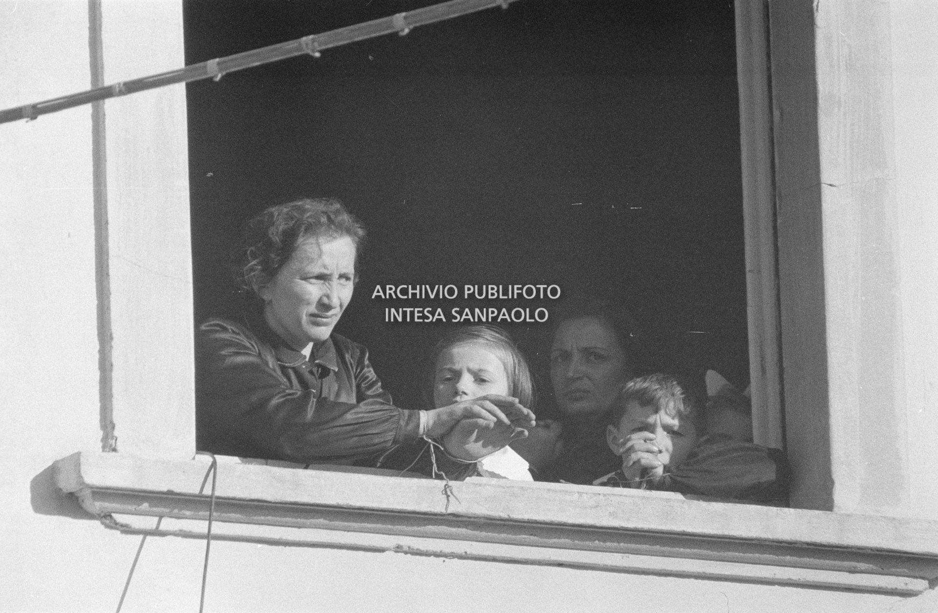 Una maestra della scuola elementare di Terrazzano, frazione di Rho in provincia di Milano, tenuta in ostaggio con altre due colleghe e gli alunni da i due fratelli Santato, affacciata alla finestra insieme a alcuni alunni