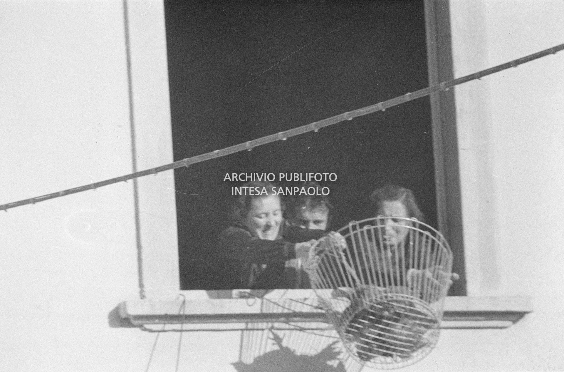 Le maestre della scuola elementare di Terrazzano, frazione di Rho in provincia di Milano, recuperano una cesta con dei viveri insieme a Arturo Santato che, con il fratello Egidio, le tiene in ostaggio insieme agli alunni