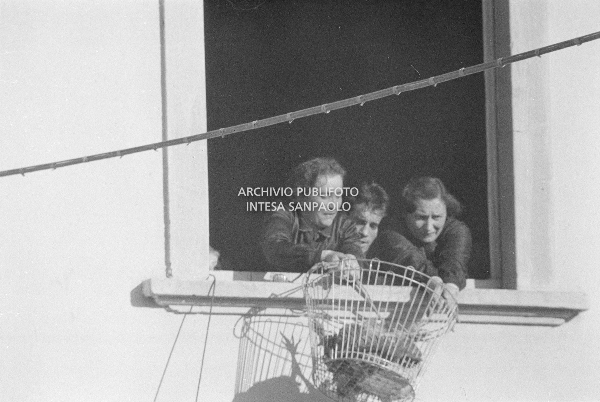 Le maestre della scuola elementare di Terrazzano, frazione di Rho in provincia di Milano, recuperano una cesta con dei viveri insieme a Arturo Santato che, con il fratello Egidio, le tiene in ostaggio insieme agli alunni