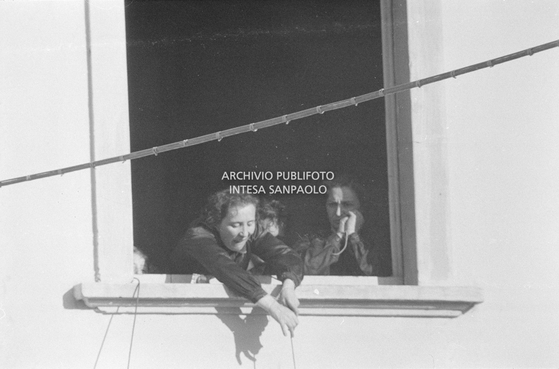 Le maestre della scuola elementare di Terrazzano, frazione di Rho in provincia di Milano, recuperano una cesta con dei viveri insieme a Arturo Santato che, con il fratello Egidio, le tiene in ostaggio insieme agli alunni