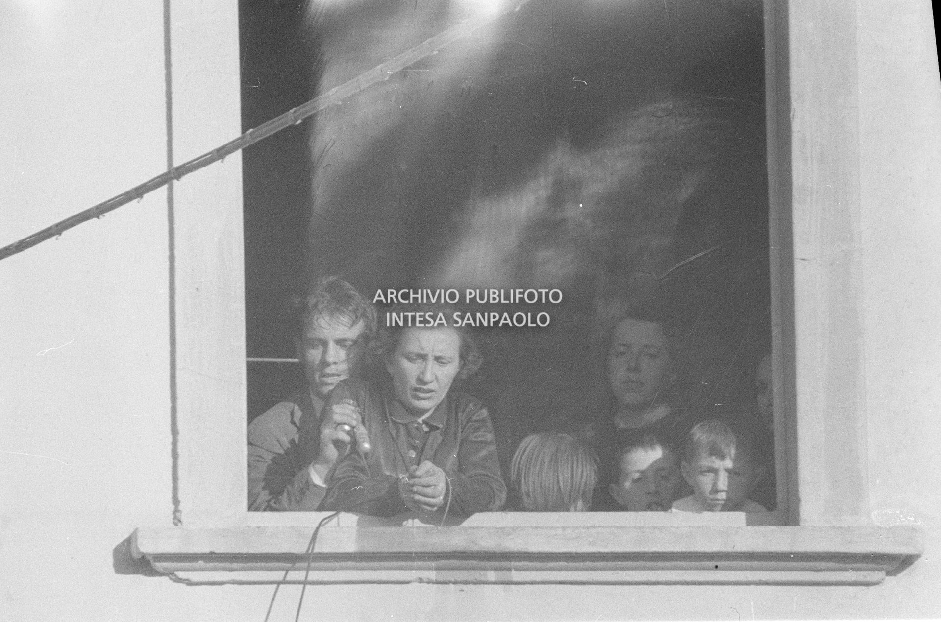 Arturo Santato, parla al microfono, alla finestra della scuola elementare di Terrazzano, frazione di Rho in provincia di Milano, a fianco a una delle maestre che ha sequestrato, insieme agli alunni e ad altre due maestre, con il fratello Egidio