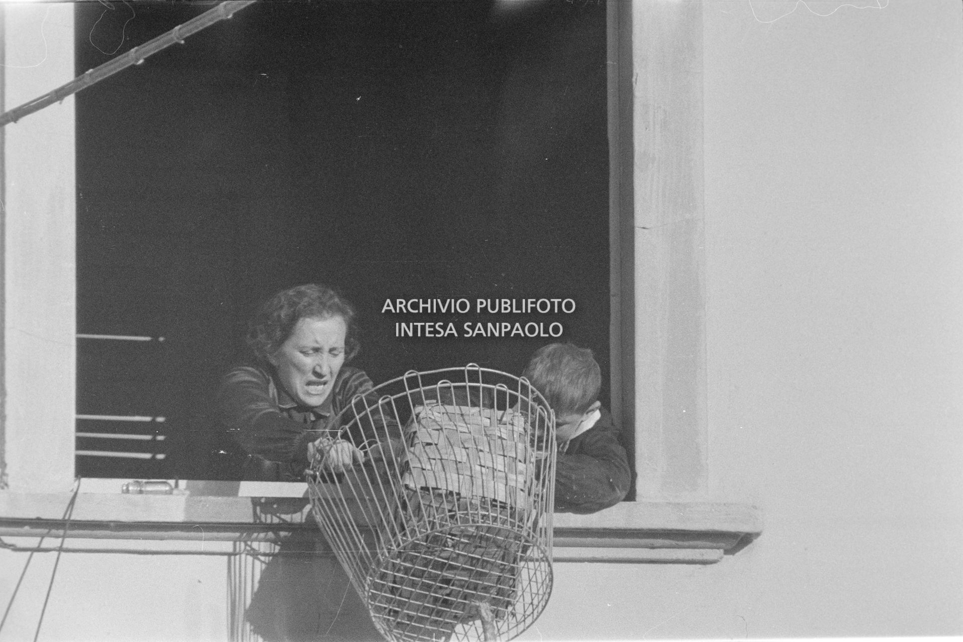 Una maestra della scuola elementare di Terrazzano, frazione di Rho in provincia di Milano, tenuta in ostaggio, con altre due colleghe e gli alunni, da i due fratelli Santato, recupera una cesta con viveri