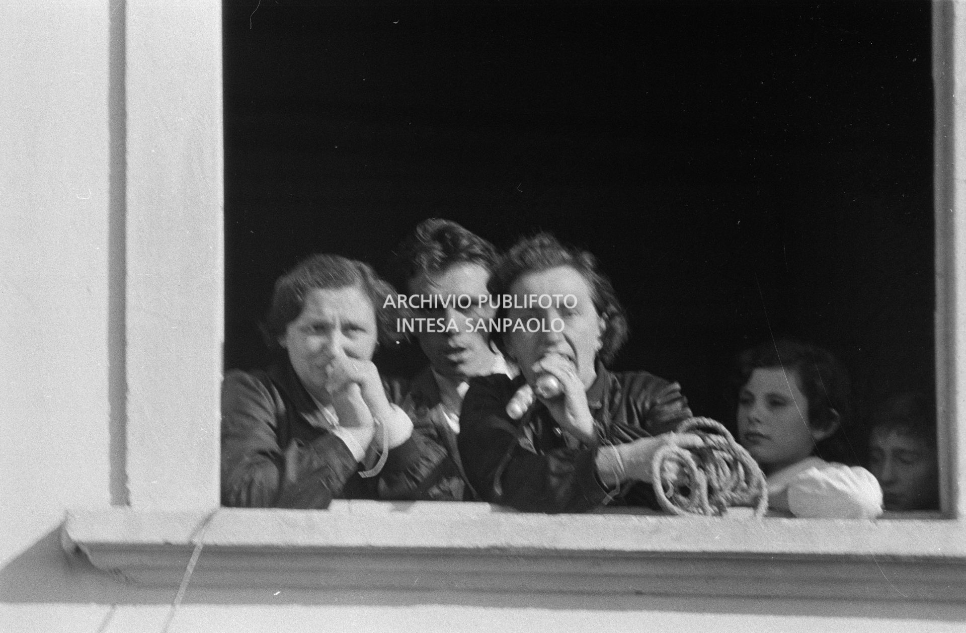 Due maestre affacciate a una finestra della scuola elementare di Terrazzano, frazione di Rho in provincia di Milano, insieme a Arturo Santato che, con il fratello Egidio, le tiene in ostaggio insieme agli alunni e a un'altra maestra