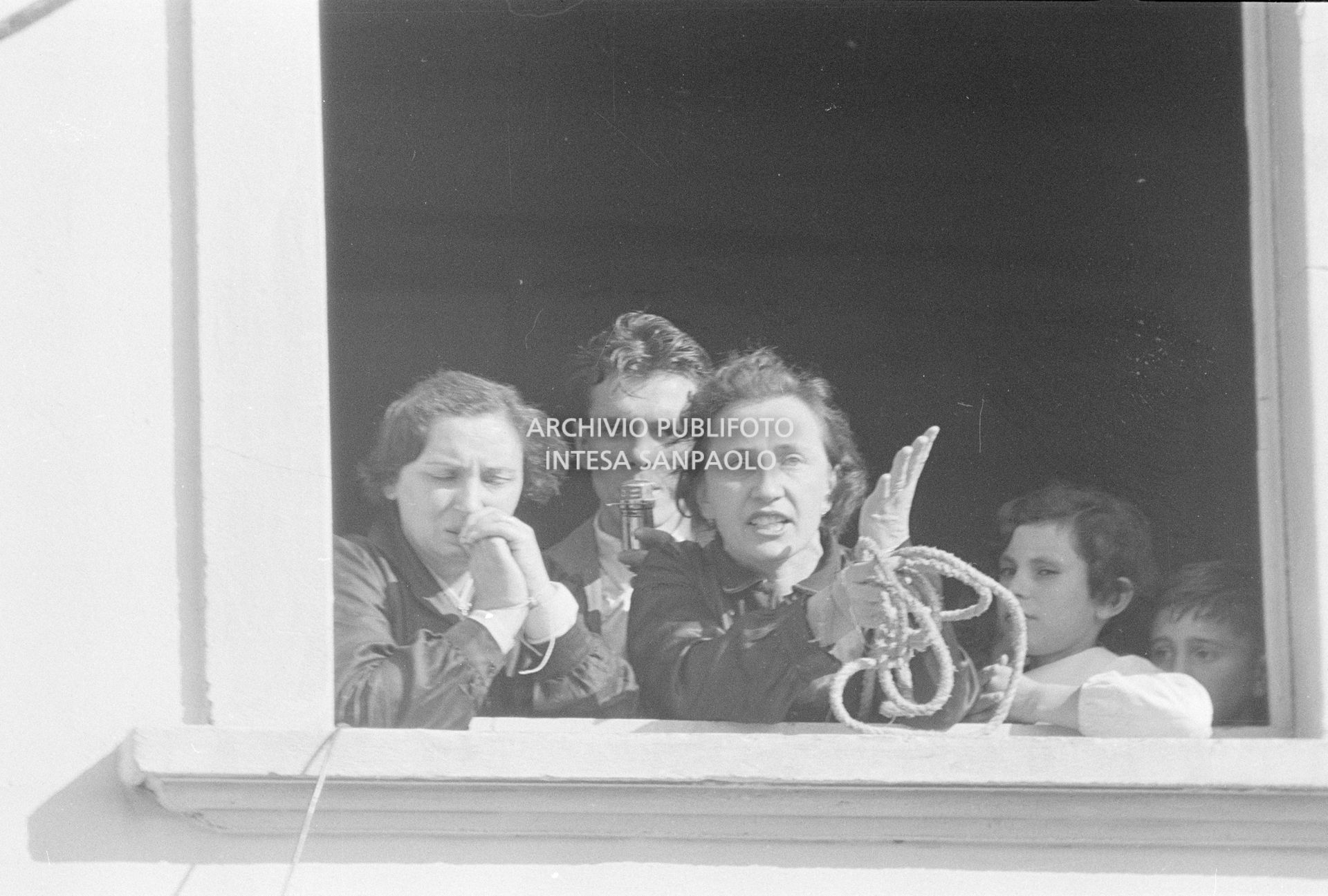 Due maestre affacciate a una finestra della scuola elementare di Terrazzano, frazione di Rho in provincia di Milano, insieme a Arturo Santato, al microfono, che, con il fratello Egidio, le tiene in ostaggio insieme agli alunni e a un'altra maestra