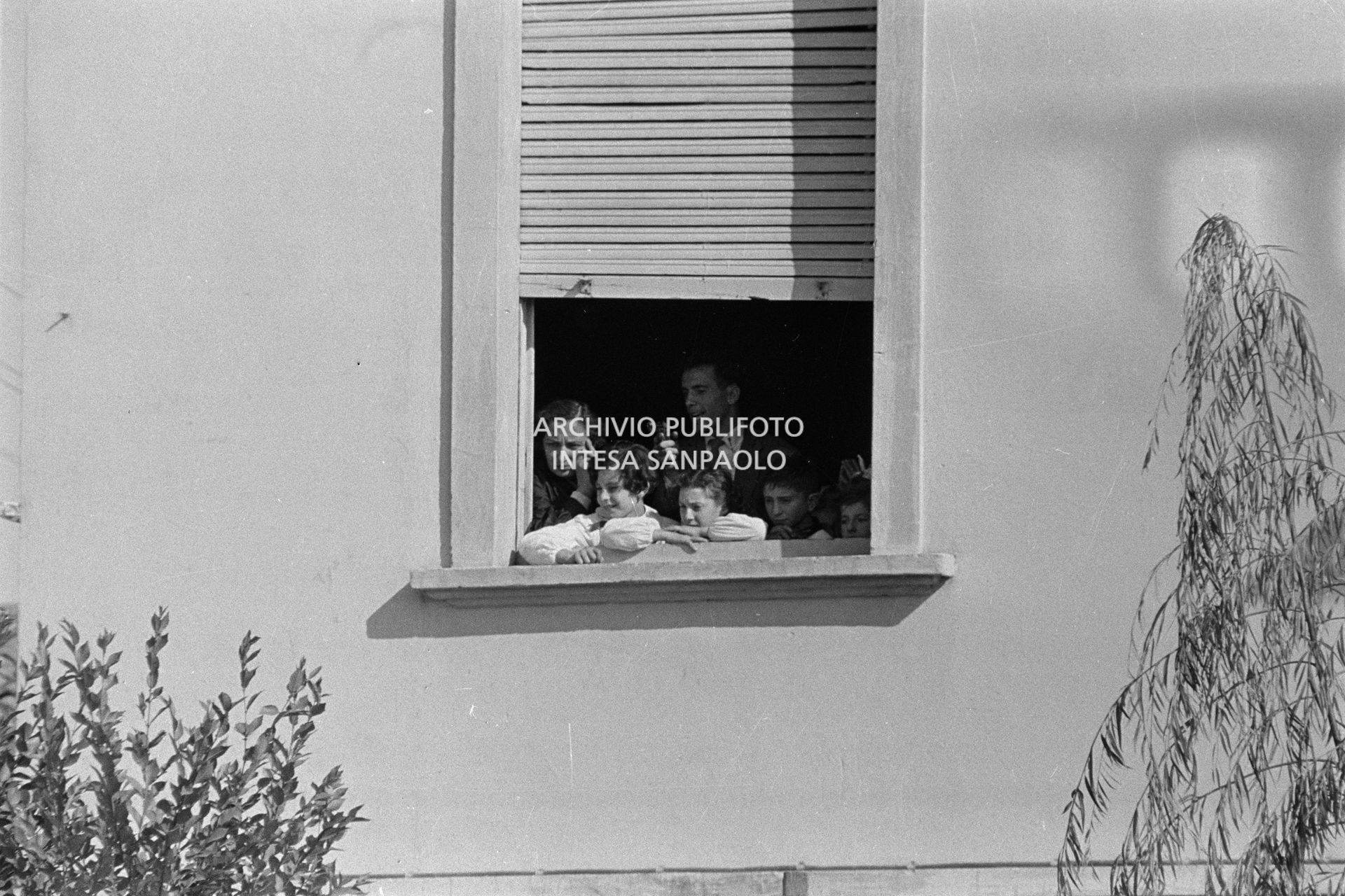 Arturo Santato, impugna una pistola alla finestra, con alcuni alunni e una maestra della scuola elementare di Terrazzano, frazione di Rho in provincia di Milano, dove tiene in ostaggio, insieme al fratello Egidio, gli alunni e tre maestre.