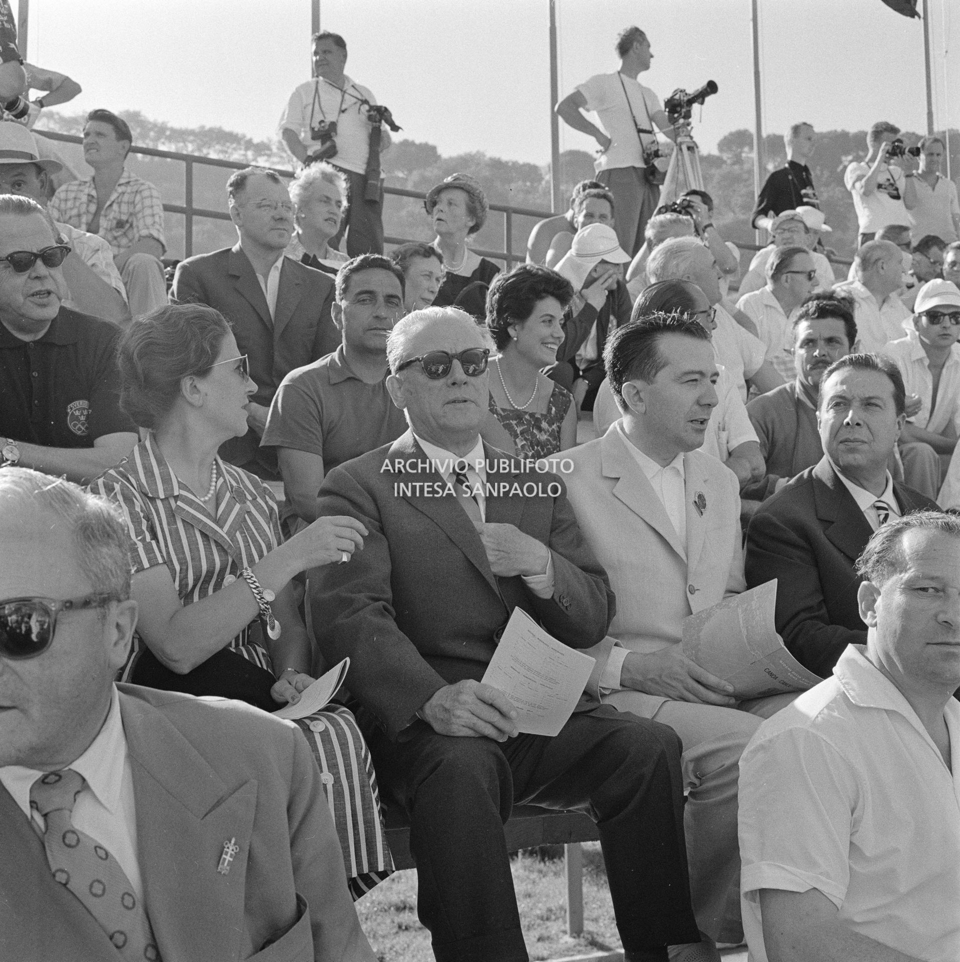 Il presidente della Repubblica Giovanni Gronchi, con la moglie Carla Brissanti, in tribuna alla XVII Olimpiade a Roma in compagnia di Giulio Andreotti, presidente del Comitato organizzatore delle Olimpiadi di Roma