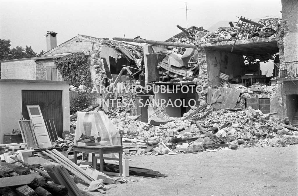 Macerie di alcuni edifici in località del Friuli colpita dal terremoto