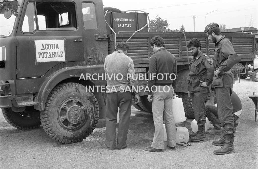 Distribuzione di acqua potabile da un camion dell'Esercito Italiano