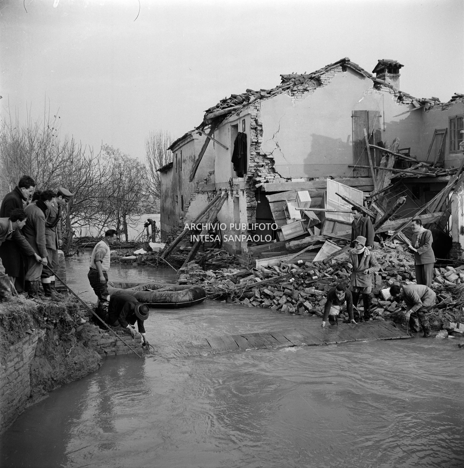 Allestimento di una passatoia di fortuna, a Sant'Apollinare, una frazione di Rovigo, nei giorni dell'alluvione del Polesine