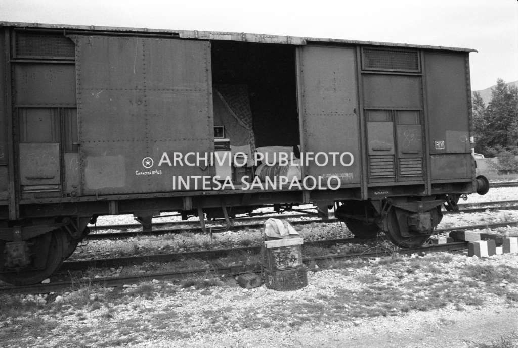 Un vagone ferroviario adibito ad abitazione in una delle città colpite dal terremoto del Friuli