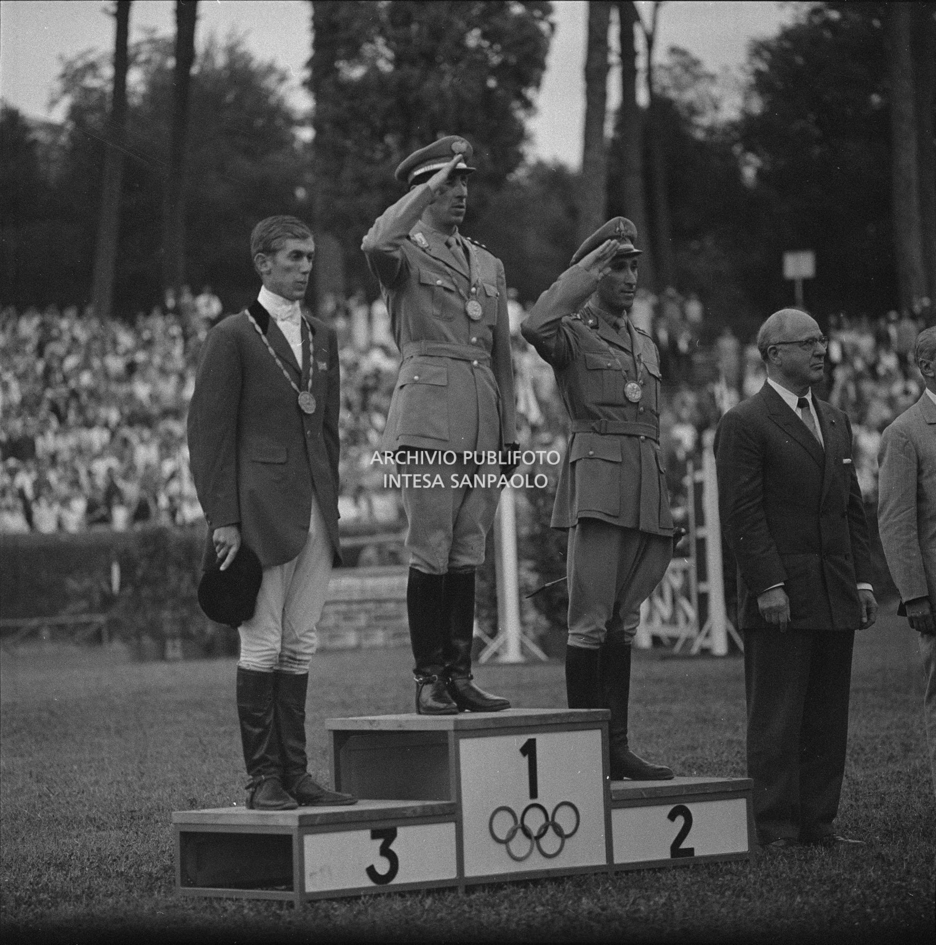 I fratelli Raimondo e Piero D'Inzeo e David Broome sul podio del salto a ostacoli individuale, nell'ambito delle competizioni d'equitazione, per il quale hanno conquistato rispettivamente l'oro, l'argento e il bronzo, XVII Olimpiade a Roma