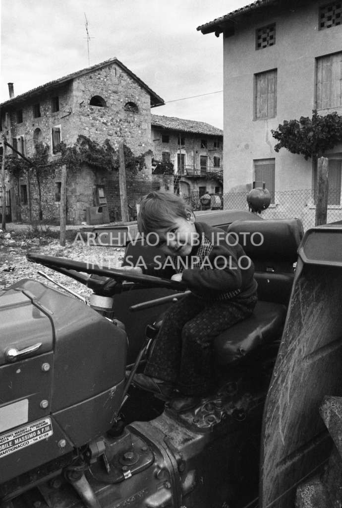Un bambino ritratto su un trattore