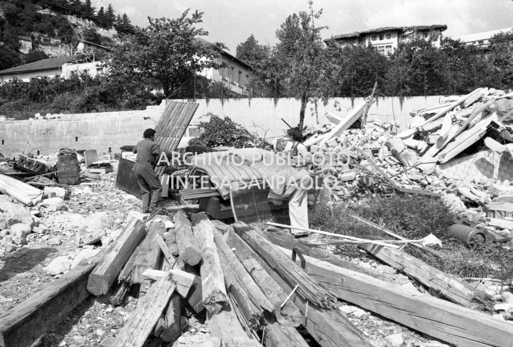 Un uomo e una donna al lavoro tra le macerie in una delle località del Friuli colpite dal terremoto