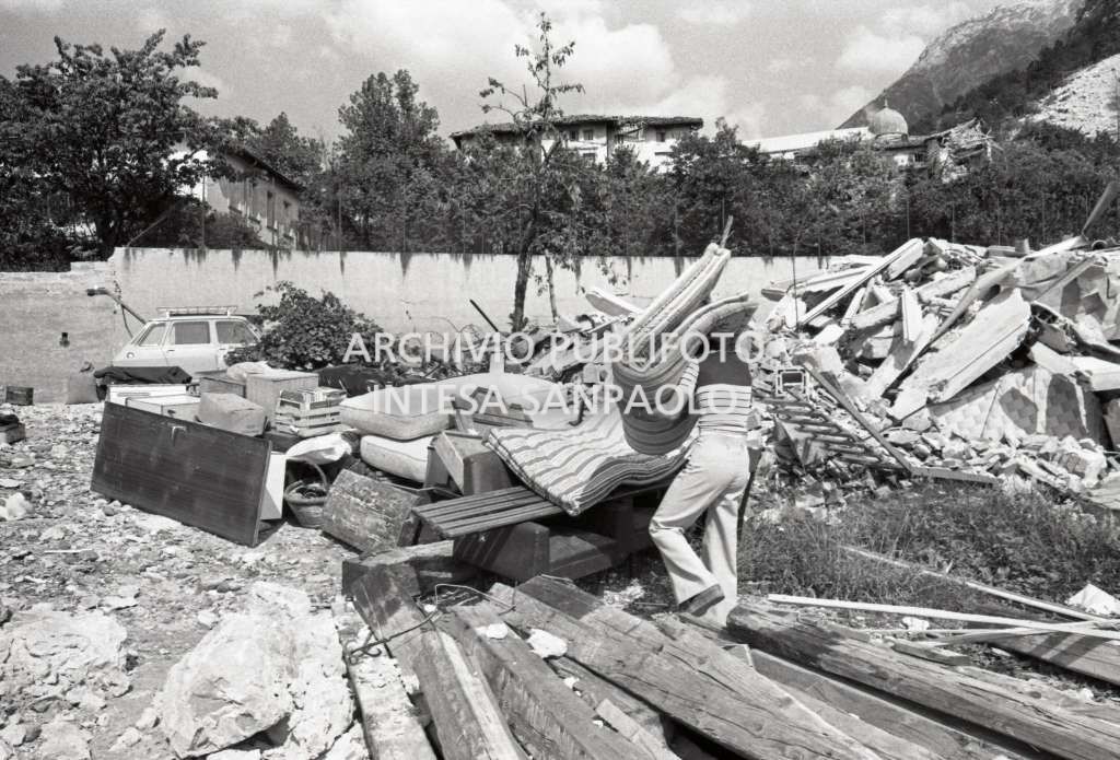 Una donna al lavoro tra le macerie in una località del Friuli colpita dal terremoto