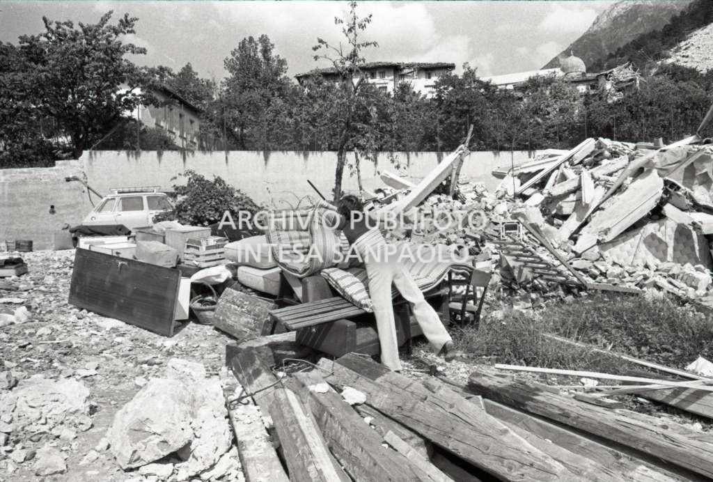 Una donna al lavoro tra le macerie in una località del Friuli colpita dal terremoto