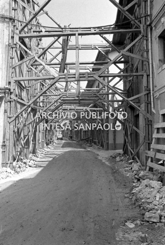 Strutture di sostegno per le facciate degli edifici in una delle località del Friuli colpite dal terremoto