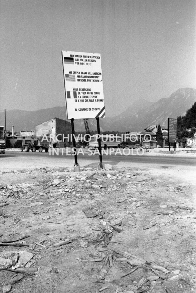 Comune di Osoppo, un cartello ringrazia in tedesco, inglese e francese gli aiuti ricevuti in occasione del terremoto del Friuli